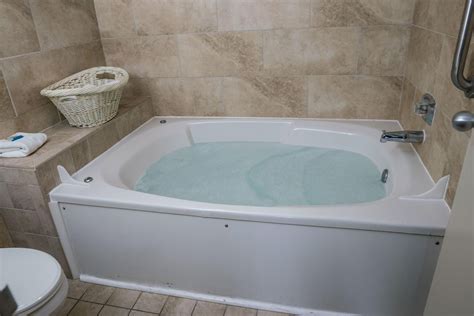 14 Best Hotels with Jacuzzi In Room In VA For Your Romantic Getaway