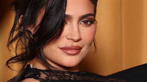 Kylie Jenner Was Deep In Her Minimalist Makeup Era At The Golden Globes 2024 | Glamour UK