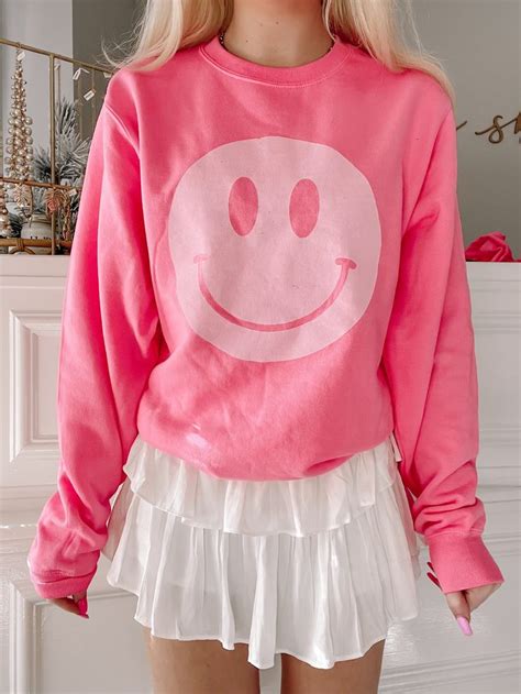 Hot Pink Happy Crewneck | Kleding, Kleren, Verjaardag boek