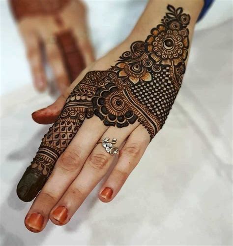 A back hand mehndi design of such detailing is bound to leave everybody ...