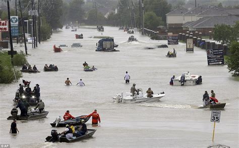 Efforts to rescue thousands from Houston flooding continue | Daily Mail ...