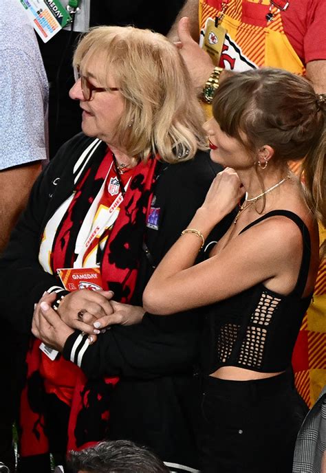 Taylor Swift Kisses Travis Kelce After Super Bowl – Hollywood Life