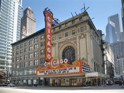 File:Chicago Theatre blend.jpg - Wikipedia