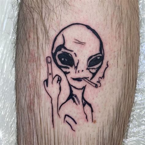 Actualizar más de 82 alien tatuaje pequeño muy caliente - netgroup.edu.vn