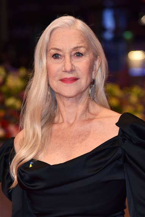 Helen Mirren était rafraîchissante sur le tapis rouge avec ses longs cheveux gris ondulés ...