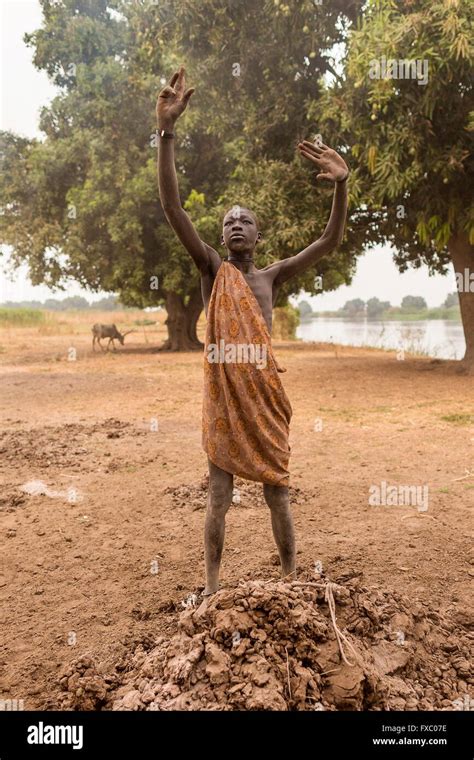 Mundari tribe hi-res stock photography and images - Alamy