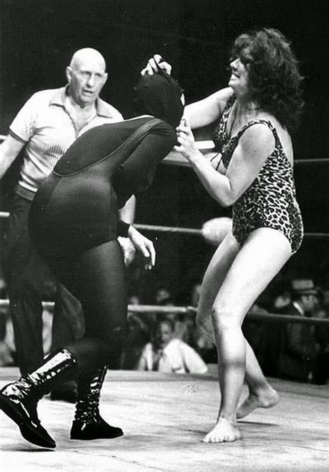 Womens Pro Wrestling: Ann Casey - Barefoot Women Wrestlers