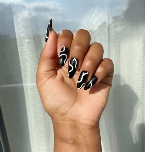 25 Eye-Catching Black Nails Design Ideas To Try in 2023