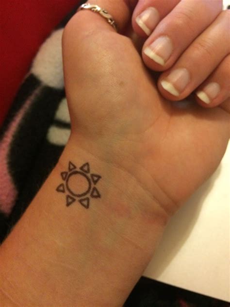 Simple sun on wrist Simple Henna Tattoo, Henna Tattoo Hand, Small Henna ...