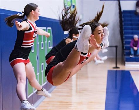 This jump 😍🎀💪🏻 | High school cheerleading, School cheerleading, Cheerleading