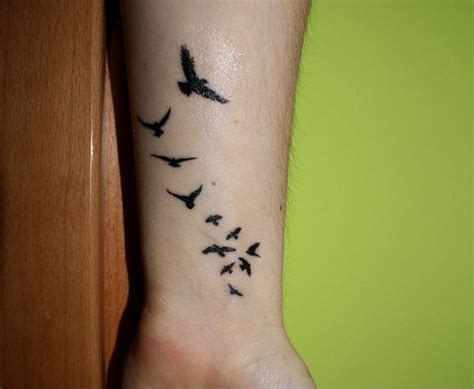 nice Удивительные тату на запястье для девушек — Лучшие варианты Small Bird Tattoos, Bird Tattoo ...