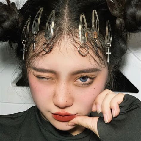 Metal heart y2k hair pins in 2023 | Hair, Asian eye makeup, Hair clips