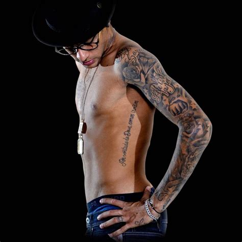 Neymar's sleeve and side tattoo saying | Neymar tatuagens, Neymar jr, Tatuagem do neymar