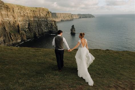 This Cliffs of Moher Wedding Ended with a Luxe Pub Dinner You Have to See | Junebug Weddings