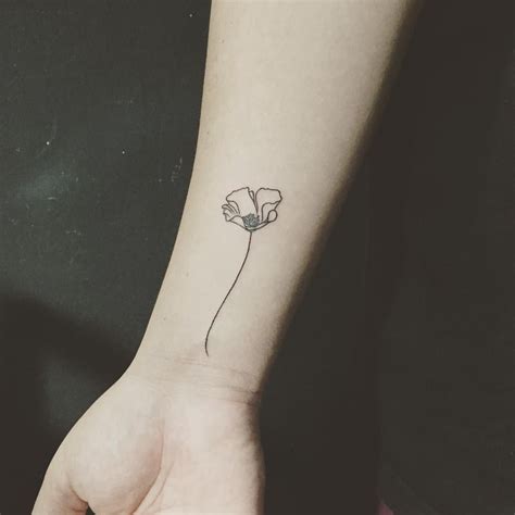 Black and white poppy tattoo | Poppies tattoo, Minimalist tattoo, Small tattoos