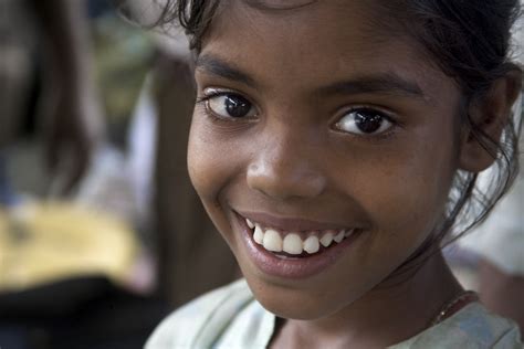 File:India - Delhi smiling girls - 4698.jpg - Wikimedia Commons