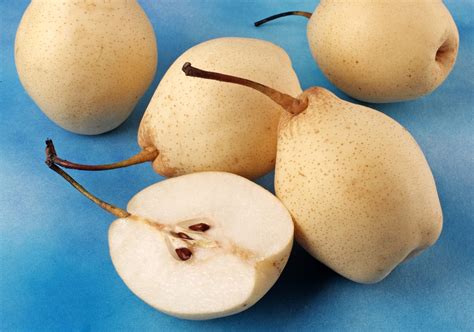 Chinese White Pears: A Mild And Crunchy Pome Fruit