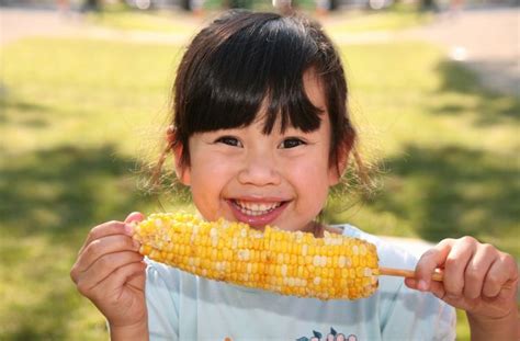 Jangan Asal Kunyah, Cara Makan Jagung Bisa Tunjukkan Kepribadian Aslimu