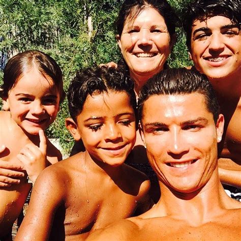 Ronaldo Family : Cristiano Ronaldo poses with his family as they ...