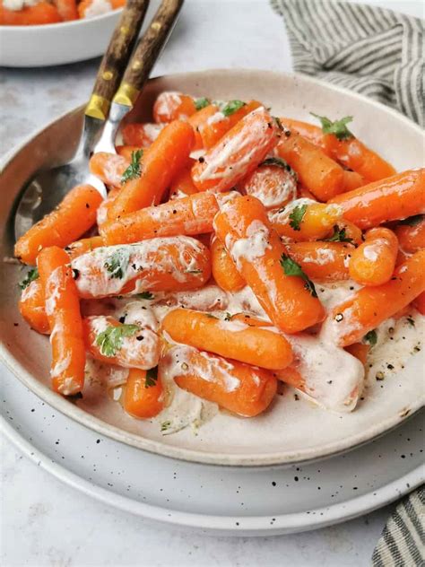 Makkelijke en snelle lauwwarme wortelsalade met Griekse yoghurt dressing