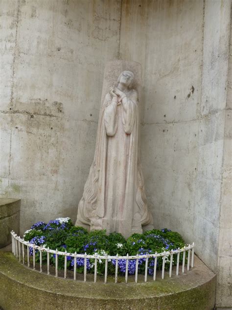 Photo-ops: Statue of Religious Figure: Saint Joan of Arc - Rouen, France