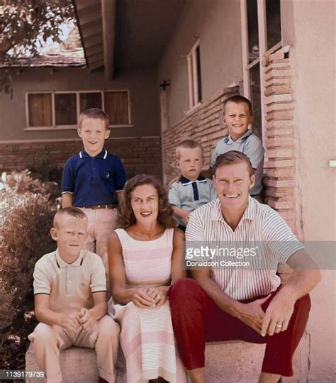 Chuck Connors Family Photos et images de collection - Getty Images