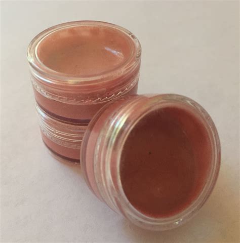Diy lip gloss: Ingredients: 1 tsp Mineral or Castor Oil, 1/4 tsp Coconut Oil, 1/4 tsp clear ...