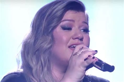 Kelly Clarkson Caps Off Breakneck 'Idol' Finale Medley With Huge 'Moment'