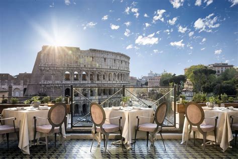 Le restaurant Aroma occupe la magnifique terrasse du Palazzo Manfredi, avec une vue ...