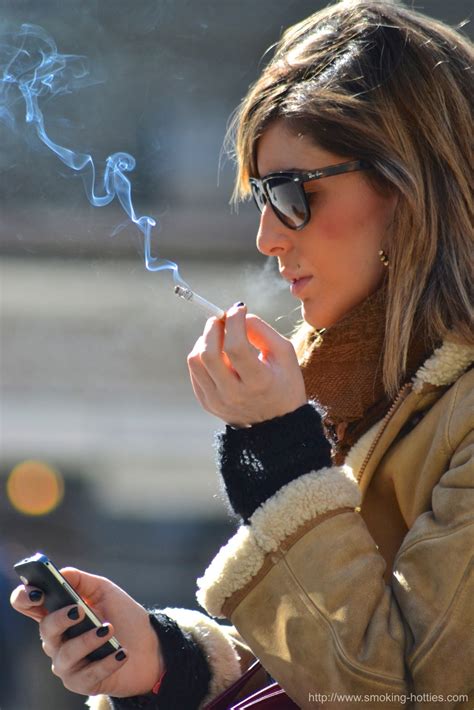 Beautiful smoker – Smoking Hotties