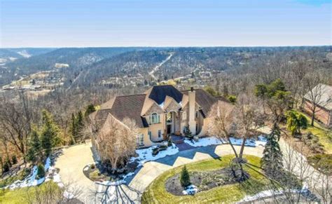 Luxury houses with wine cellar for sale in Villa Hills, Kentucky | JamesEdition