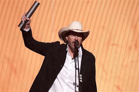 A Red Solo Cup Salute: Country Music Remembers Toby Keith at CMT Awards