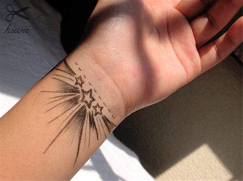 47 incríveis tatuagens para o pulso | Wrist tattoos for guys, Star ...