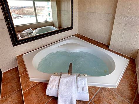 20 Hotel Rooms with Jacuzzi in Niagara Falls - Anna's Guide