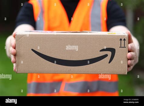 Amazon logo smile hi-res stock photography and images - Alamy