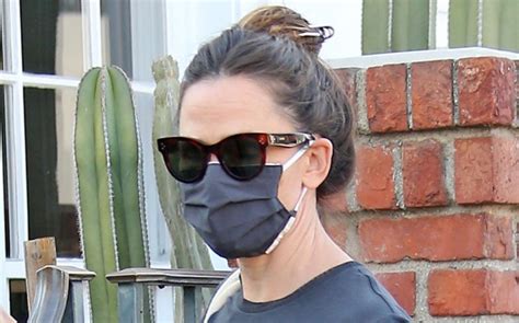 Jennifer Garner’s Skinny Jeans & Sneakers Are Made for a Cool Mom – Footwear News