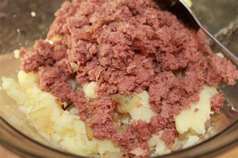 Corned Beef Hash Recipe With Canned Corned Beef and Mashed Potatoes ...