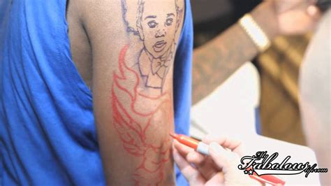 Fabolous Gets A Tattoo Of His Son By Mister Cartoon - YouTube