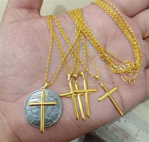 18K Saudi Gold Cross Necklace, Women's Fashion, Jewelry & Organizers, Necklaces on Carousell