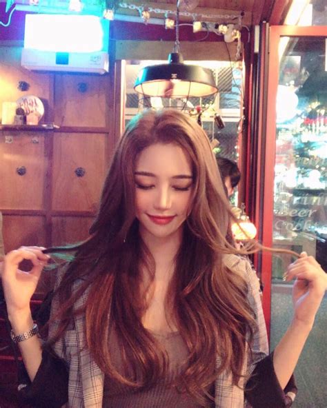 Korean Haircut Long, Korean Beauty, Asian Beauty, Up Skirt Pics, Le Jolie, Gold Hair, Ulzzang Girl