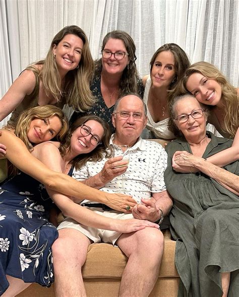 Gisele Bündchen shares family snap with all 5 of her sisters