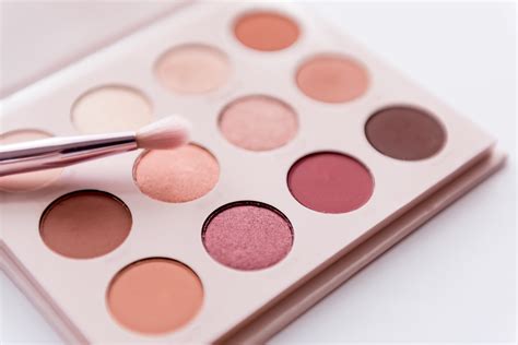 Huda Beauty's Nude Eyeshadow Palette for a Breathtaking Summer Look