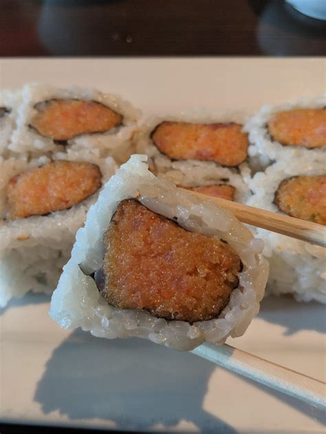 Spicy tuna roll! : sushi