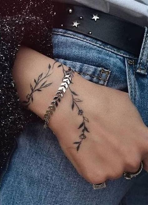 Pin by Nathália Mairink on Aesthetics | Tattoos for women, Finger tattoos, Cool tattoos