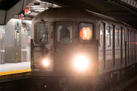 NYC subway straphanger punched, robbed on Manhattan platform