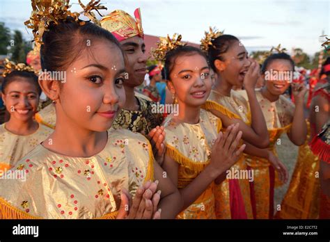 Indonesia, Sumbawa, Sumbawa Besar, festival with folk dances of the ...