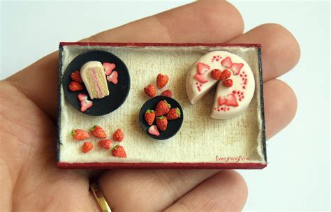 Miniature Strawberry Tutorial-Polymer clay - YouTube | Polymer clay miniatures, Miniature food ...
