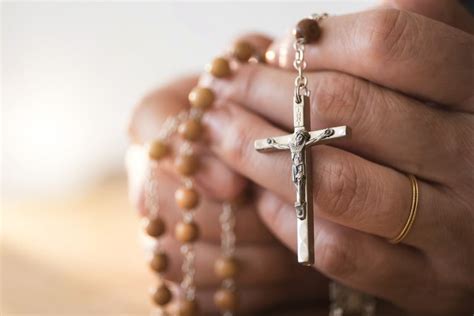 How to Pray the Divine Mercy Chaplet on a Normal Rosary