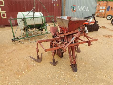 COVINGTON SINGLE ROW PLANTER (C-3) - J.M. Wood Auction Company, Inc.