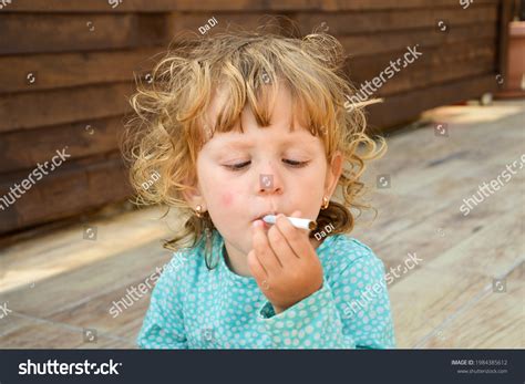 434 afbeeldingen voor Little girl cigarette: afbeeldingen, stockfoto‘s ...